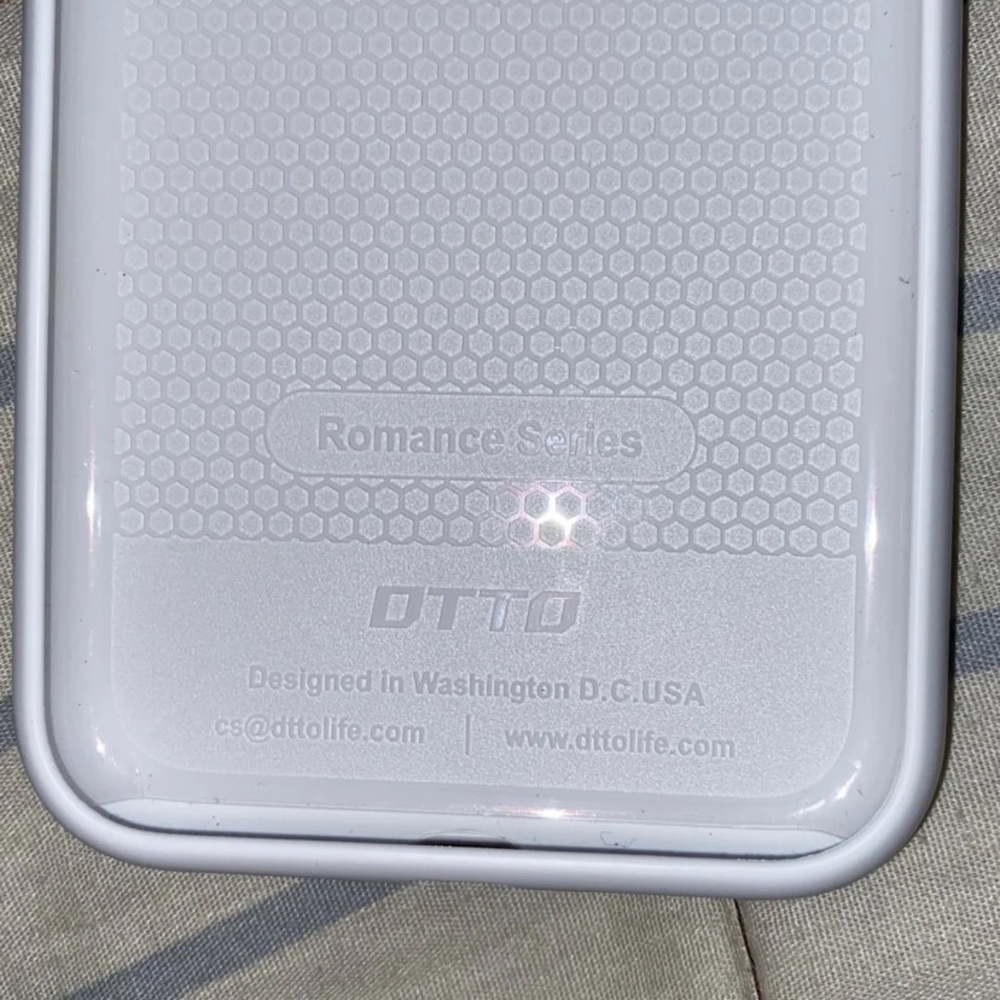 DTTO White Silicone iPhone 11 Case - Picture 4 of 4